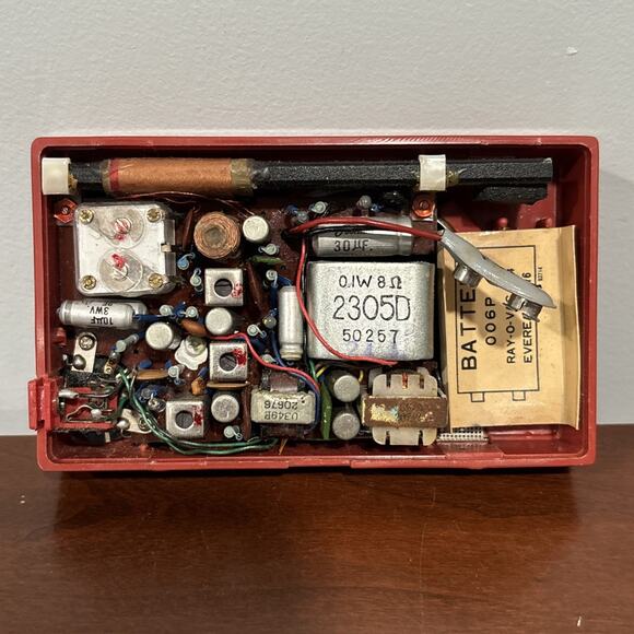 60s Toshiba 6P-15 AM Transistor Radio Red Works - Picture 9 of 9